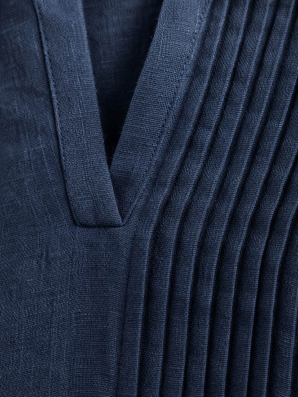 Leinenkleid V-Ausschnitt mit Plissee-Details