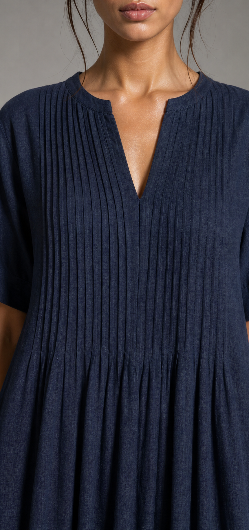 Leinenkleid V-Ausschnitt mit Plissee-Details